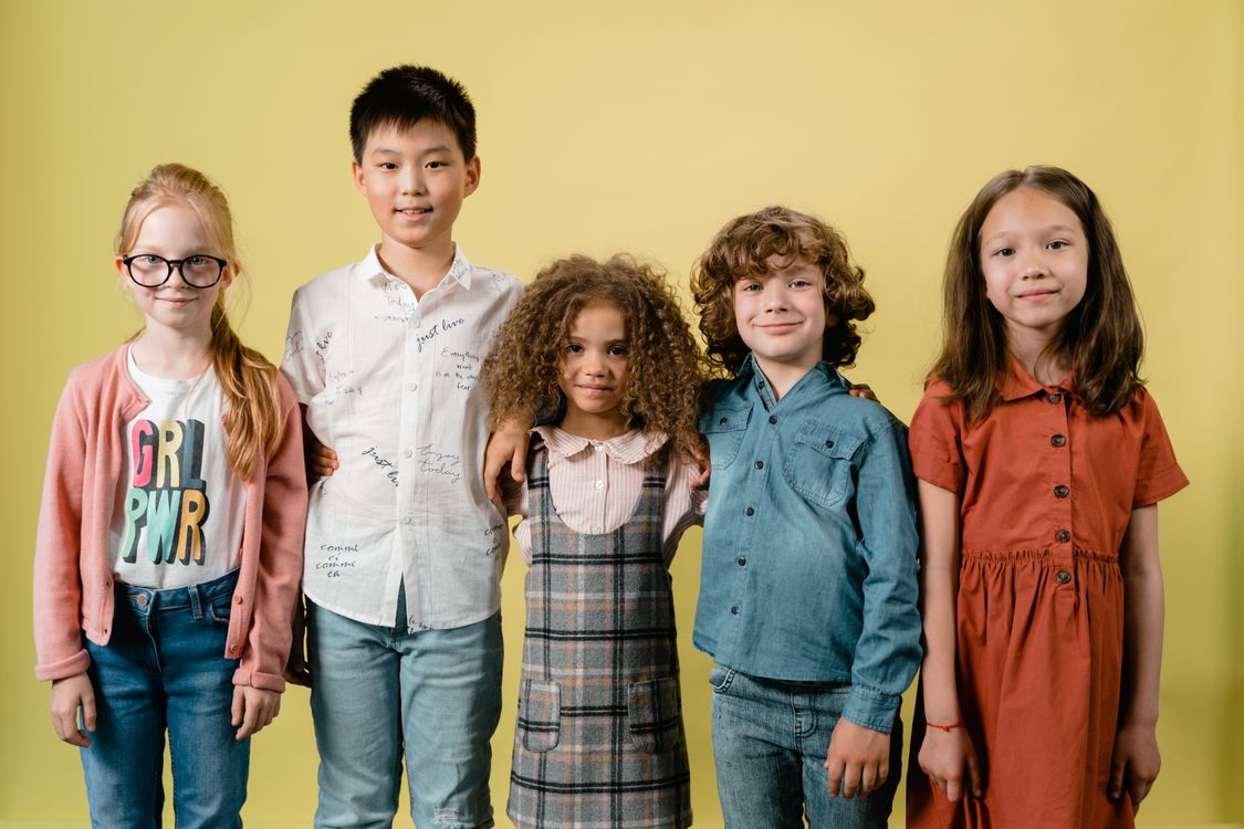 Diverse groep kinderen lacht samen