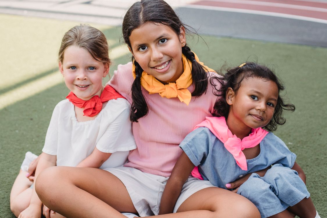 Kinderen lopen samen met rugzakken naar buiten na het afscheid van de kleuterklas