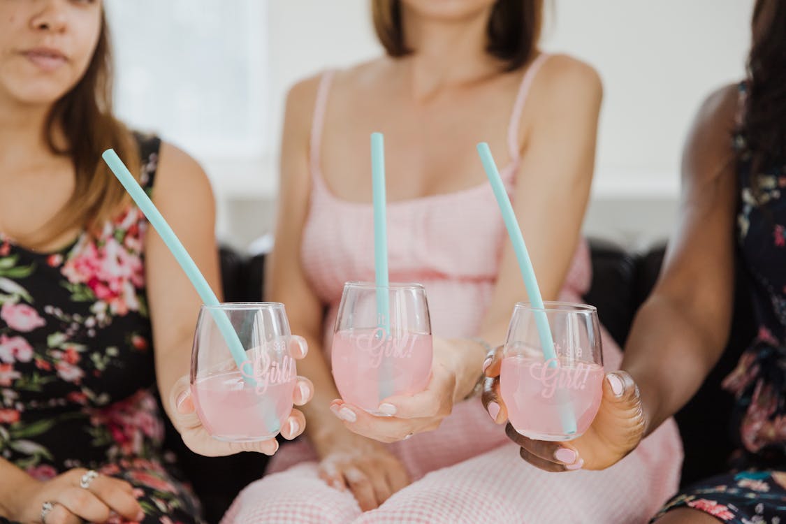 Aanstaande moeder omringd door vrienden op een babyshower