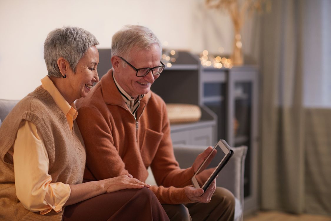 Grootouders videobellen met hun familie via een tablet