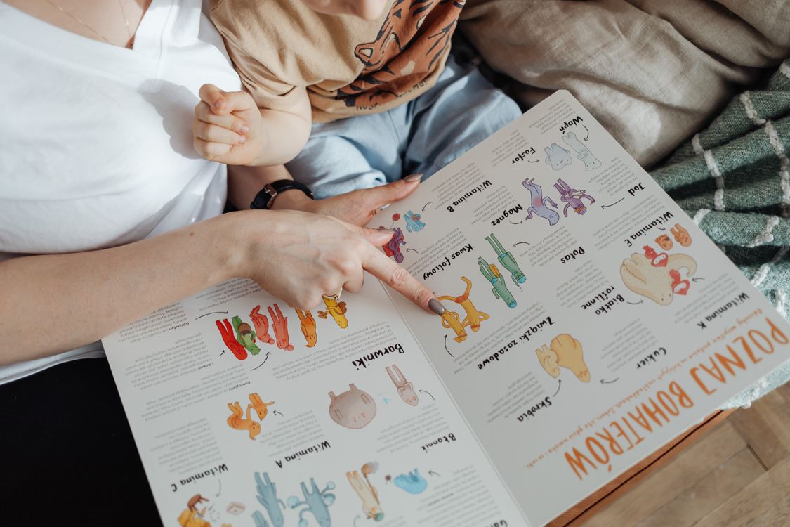 Ouder leest samen met een kind een prentenboek
