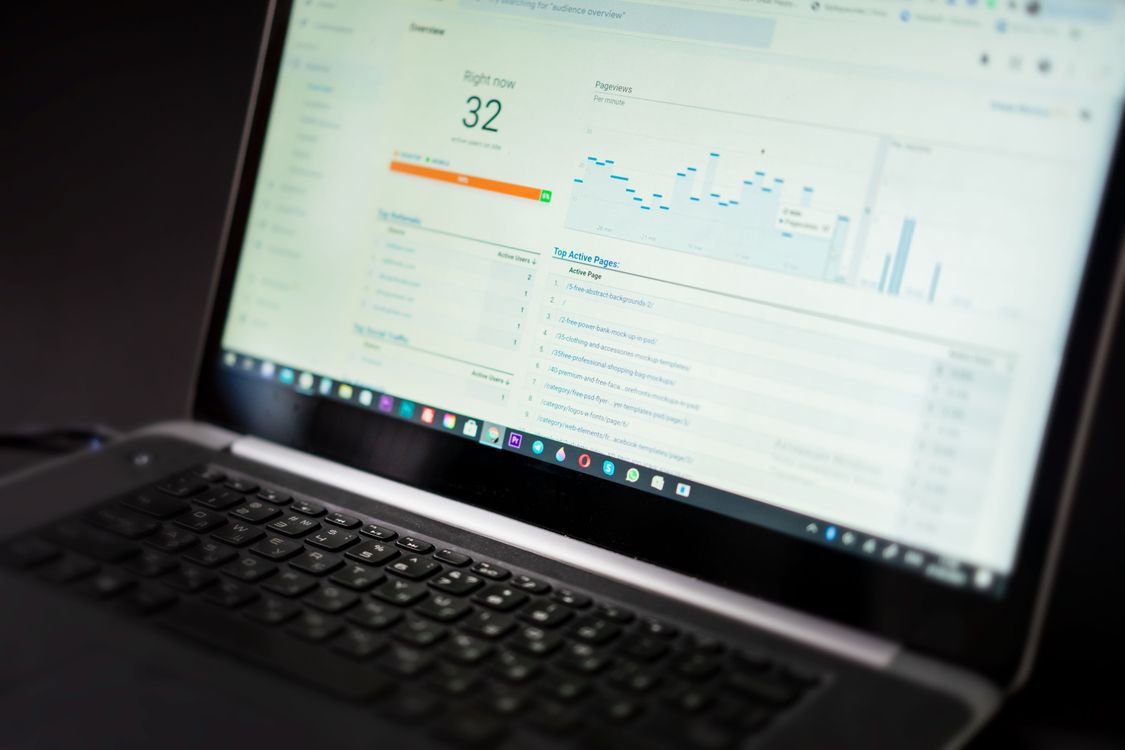 Laptop met een analytics-dashboard vol grafieken