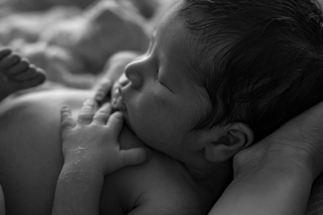 Pasgeboren baby slaapt rustig