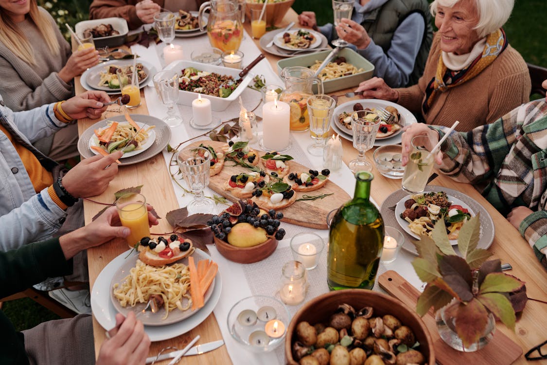 De feesttafel waar 50 jaar samen wordt gevierd