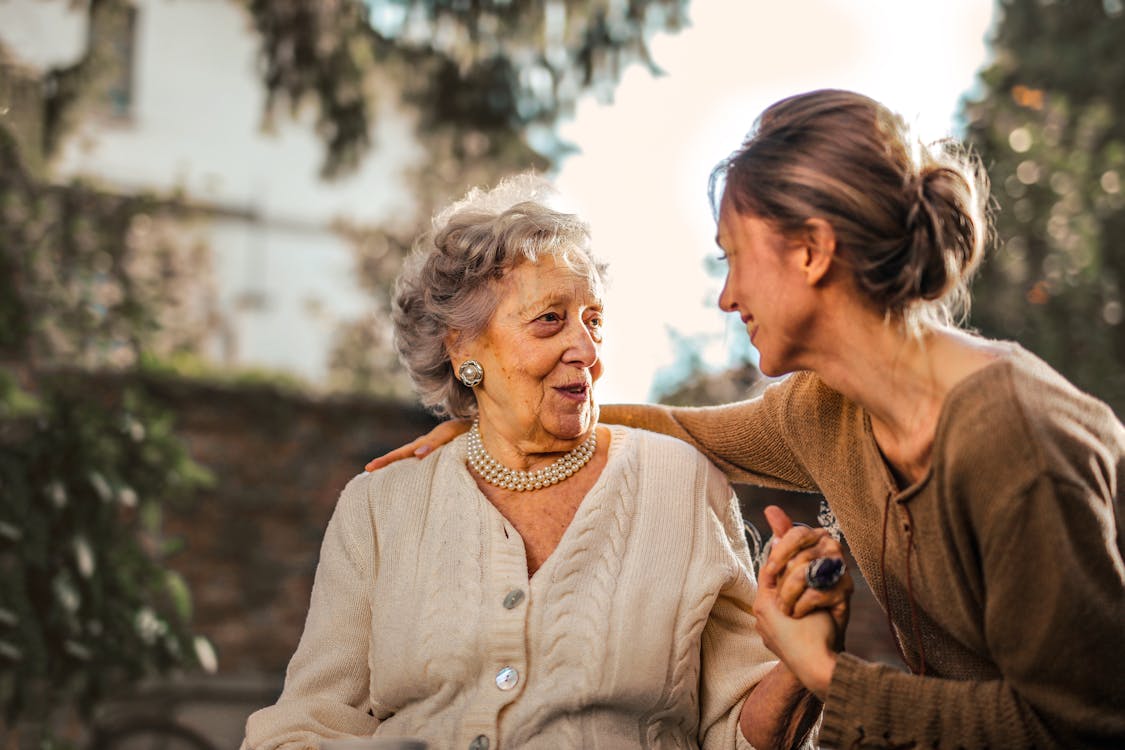 Oma omhelst haar dochter — de generaties die elkaar vinden in 50 jaar samen