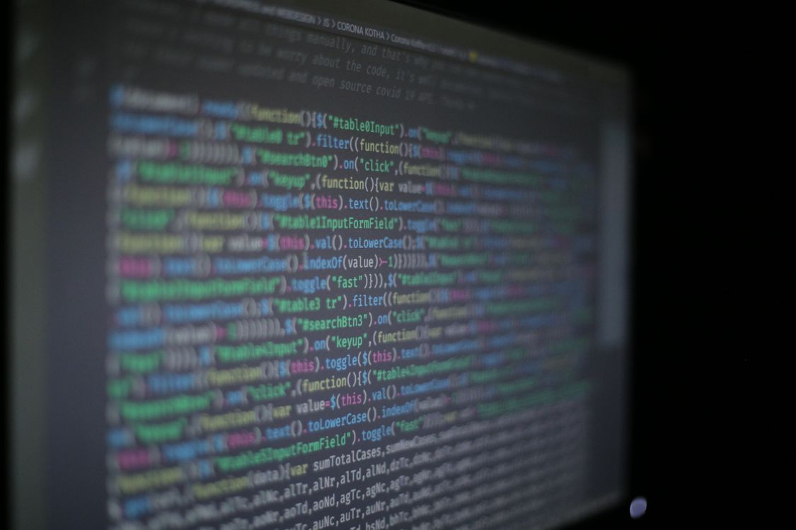 Programmeercode op een laptop, symbool voor het finetunen van een stijlmodel
