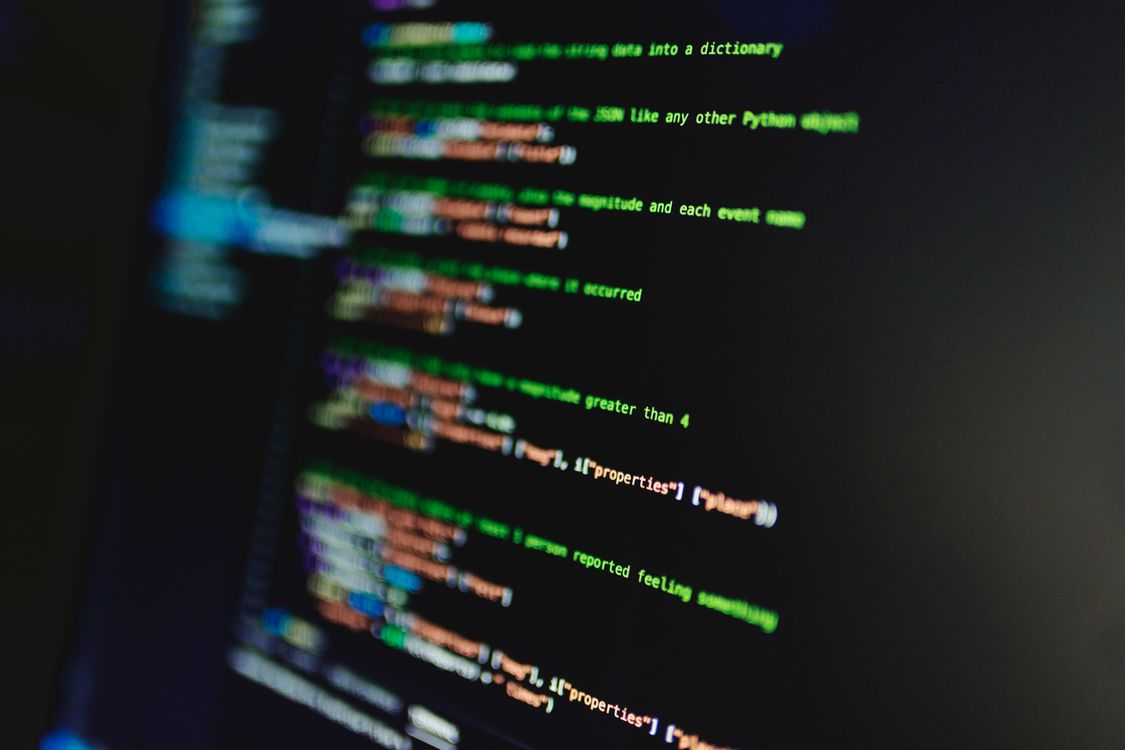 Kleurrijke programmeercode op een beeldscherm, symbool voor de laag onder AI-beeldgeneratie