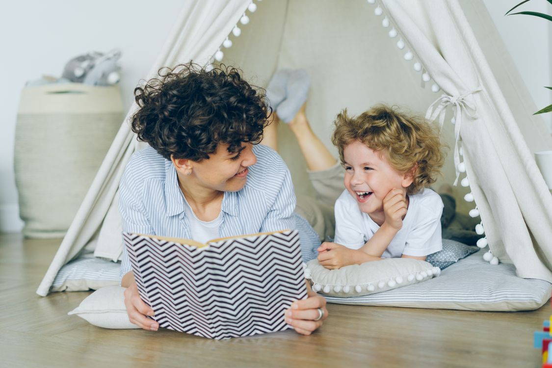 Moeder en kind lezen samen in een gezellige leesgrot