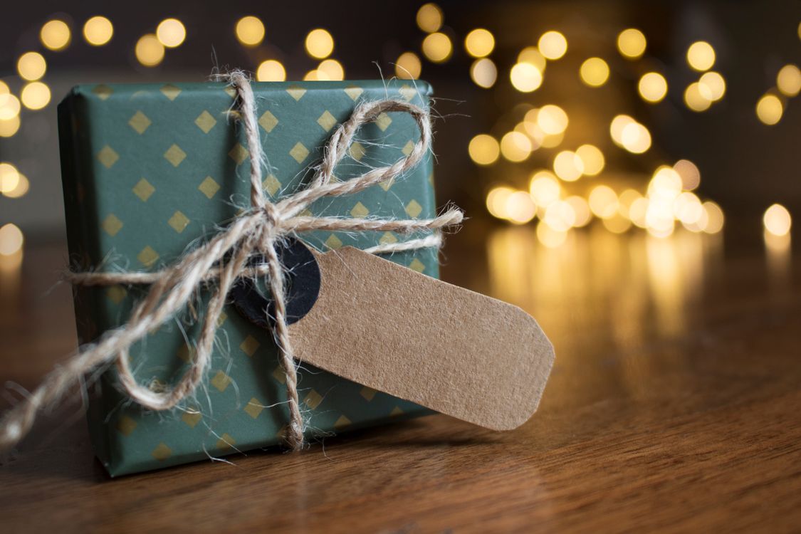 Kerstcadeau met warme feestverlichting
