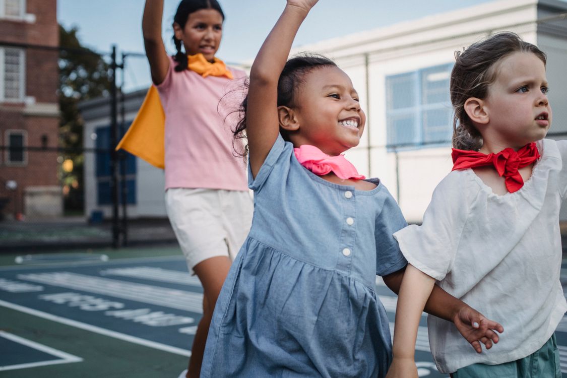 Twee kinderen blazen buiten bellen in de zon