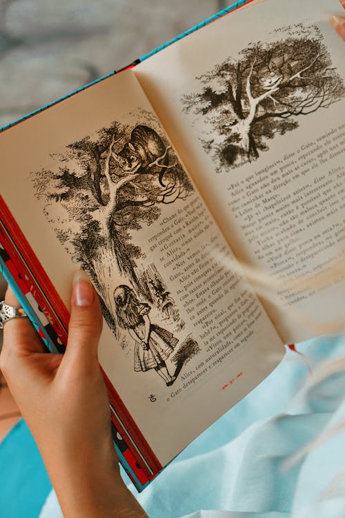 Open sprookjesboek met handgemaakte illustraties