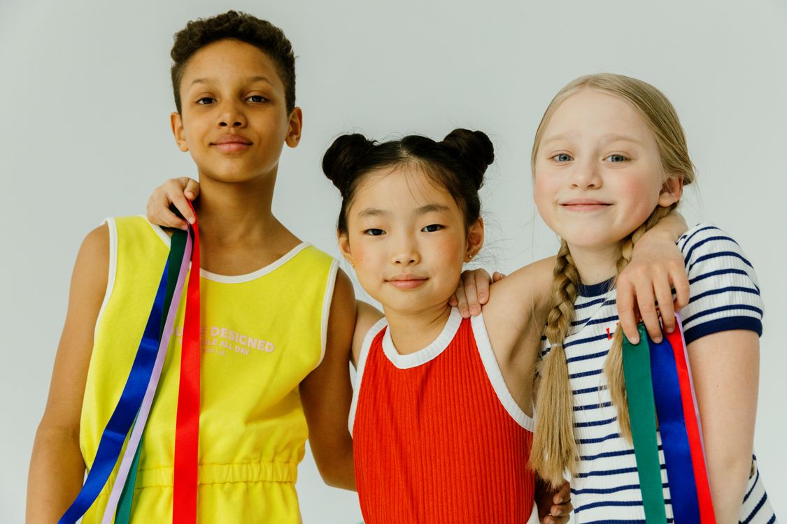 Drie kinderen met linten, symbool voor de keuze tussen verschillende gepersonaliseerde boeken