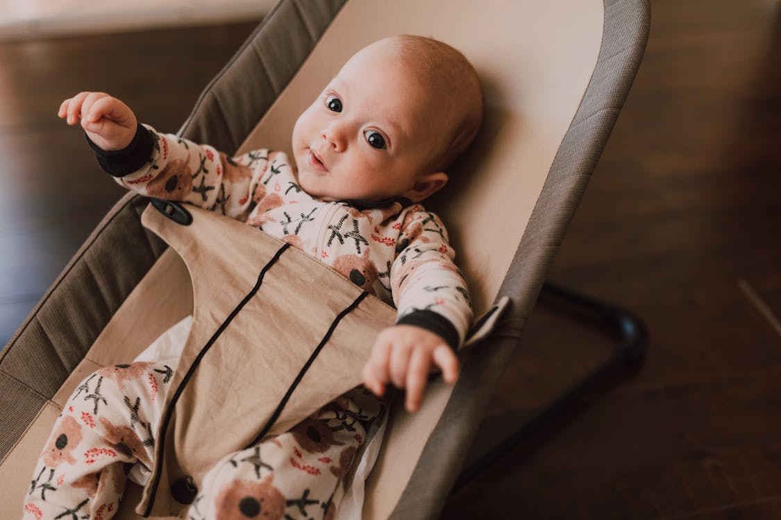 Lachende baby kijkt naar ouder