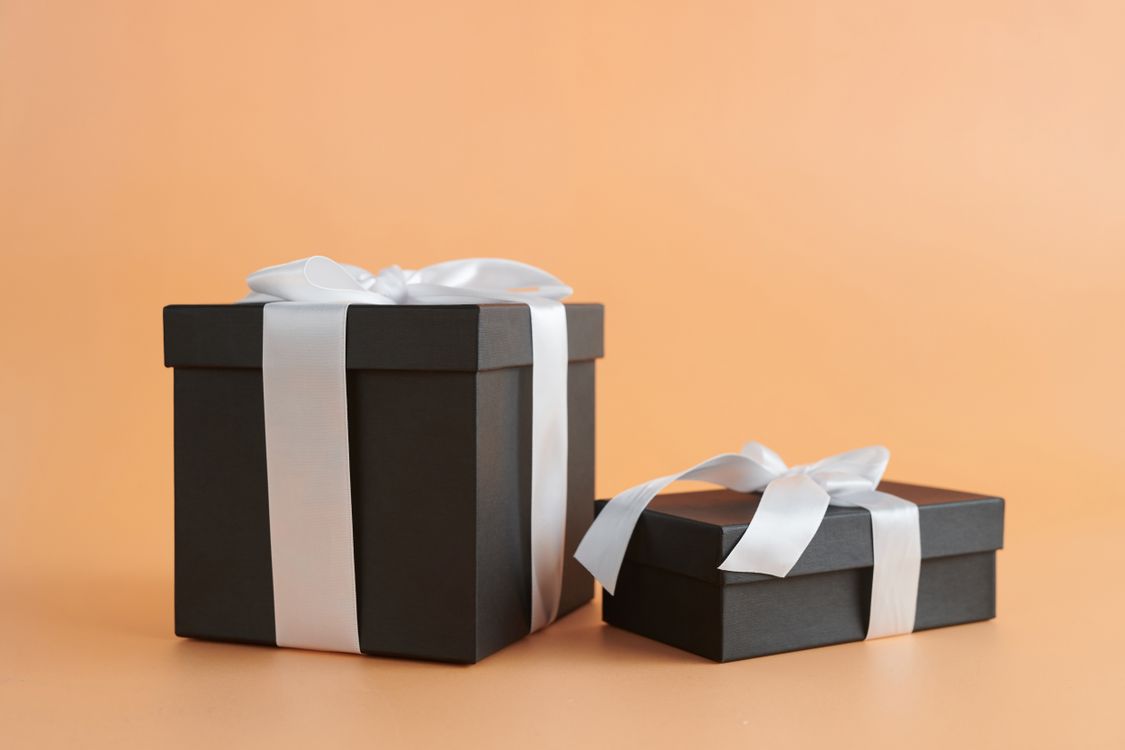 Twee ingepakte cadeaus op een rustige achtergrond