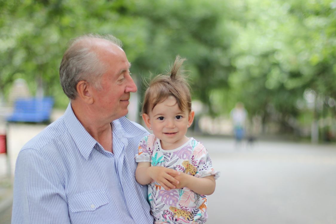 Opa met zijn kleinkind in het park