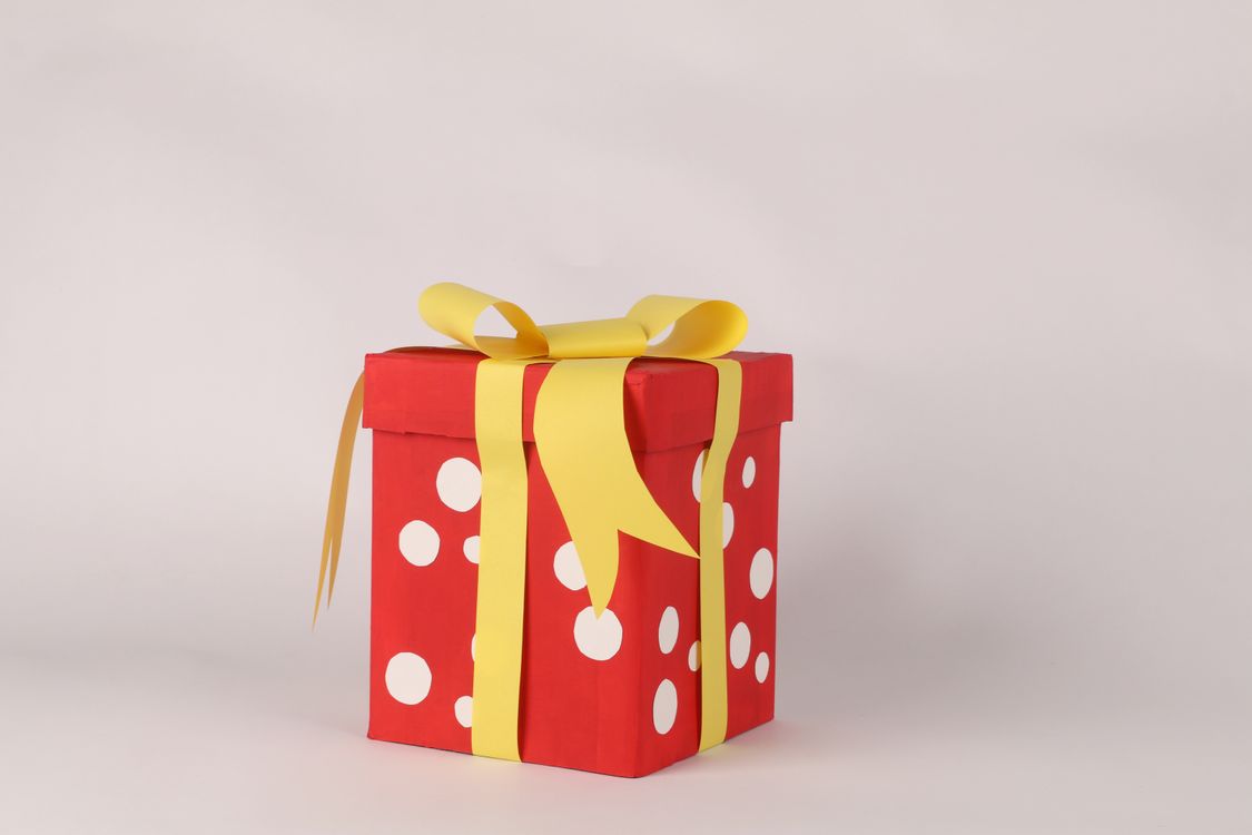 Rood ingepakt cadeau met een strik