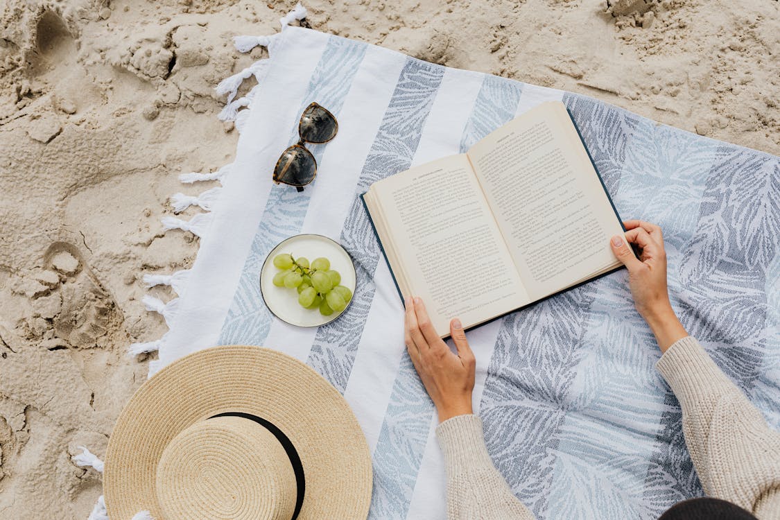 Kind speelt vrolijk buiten in de zon op het strand