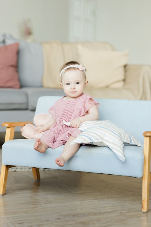 Baby comfortabel op de bank — overdag dezelfde regels: op de rug, geen losse spullen
