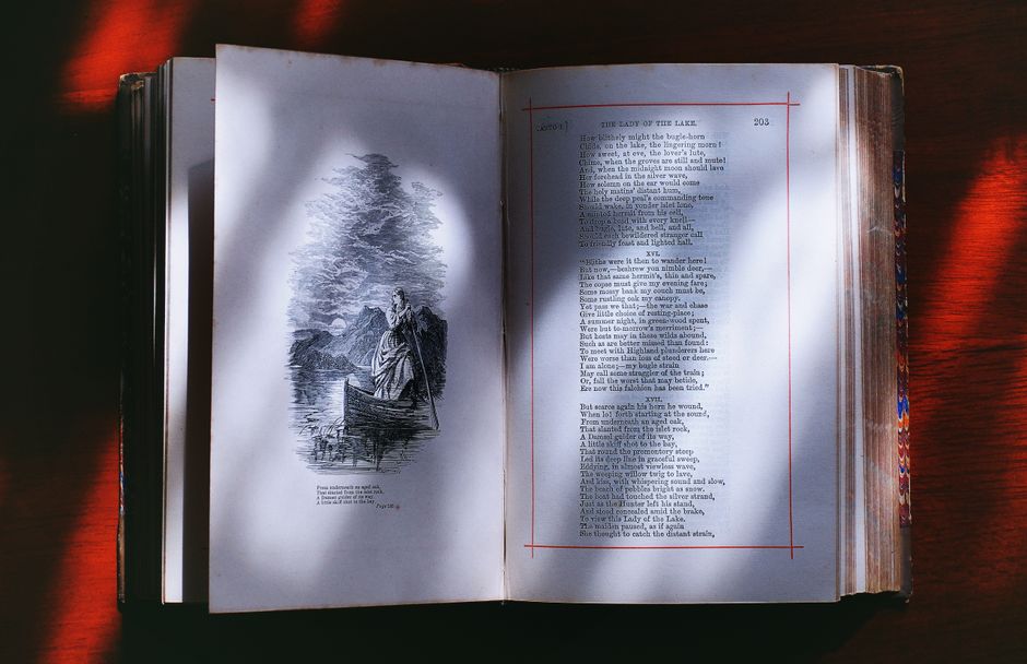 Een oud boek met illustraties, opengeslagen