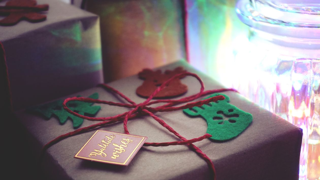 Een ingepakt cadeau met lint - symbool voor een doordacht persoonlijk cadeau